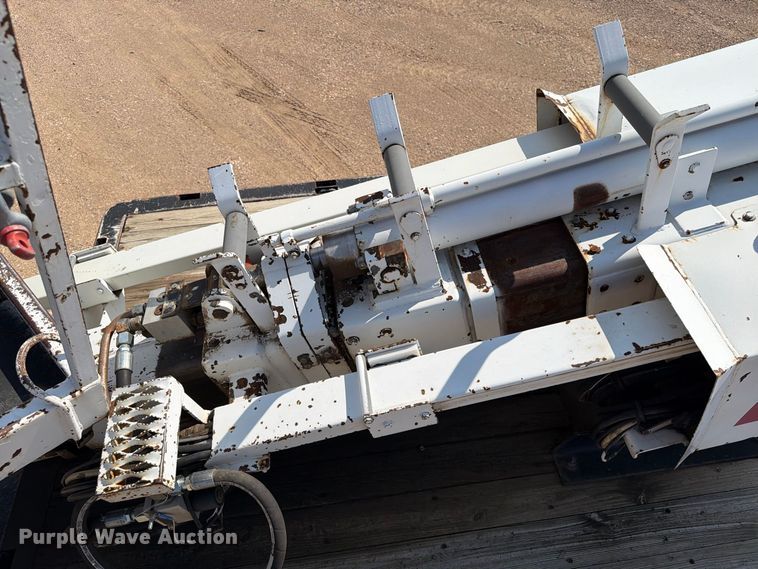 image for item EA0443 1997 Kenworth T800 bucket truck