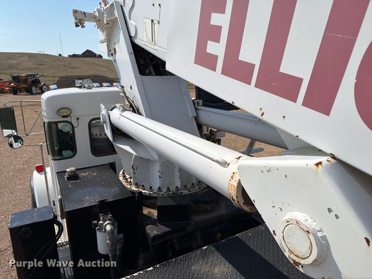 image for item EA0443 1997 Kenworth T800 bucket truck