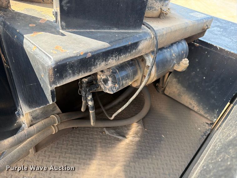 image for item EA0443 1997 Kenworth T800 bucket truck