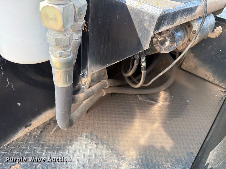 image for item EA0443 1997 Kenworth T800 bucket truck