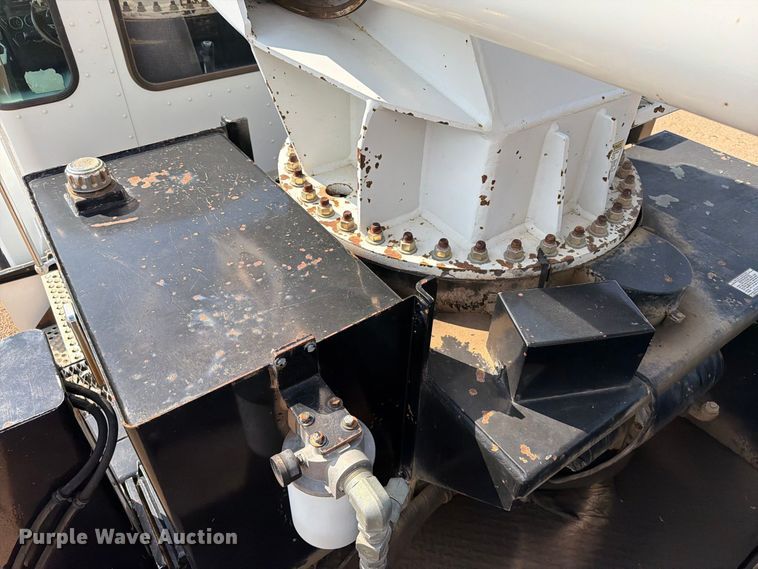 image for item EA0443 1997 Kenworth T800 bucket truck