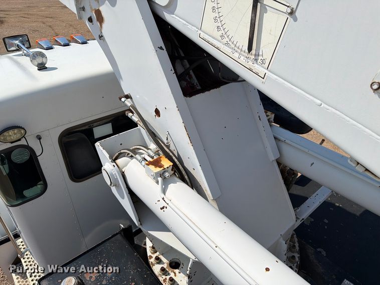 image for item EA0443 1997 Kenworth T800 bucket truck
