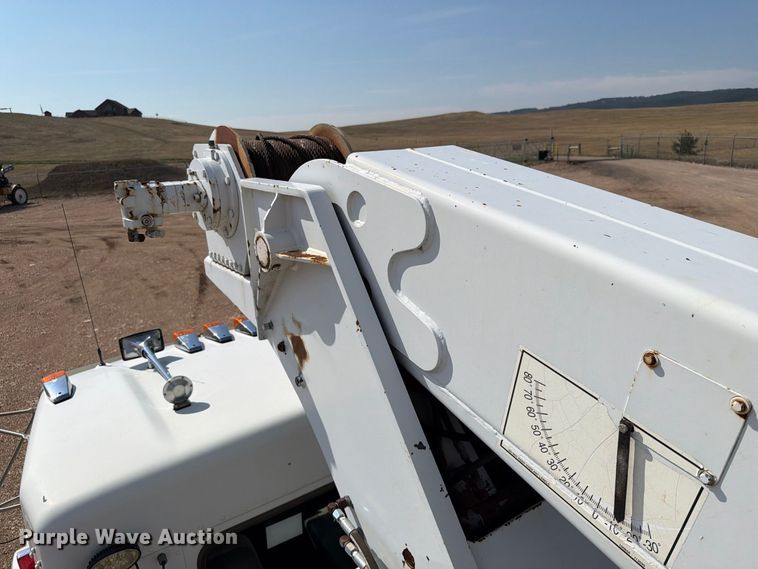image for item EA0443 1997 Kenworth T800 bucket truck
