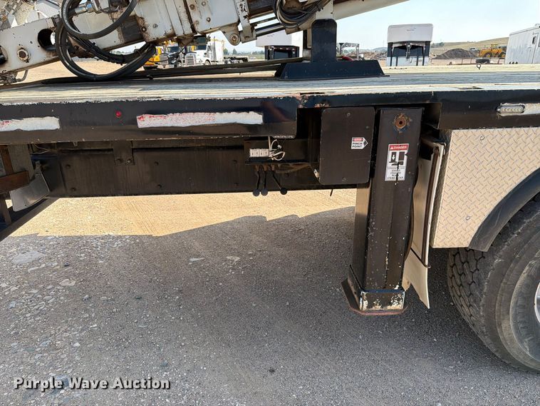 image for item EA0443 1997 Kenworth T800 bucket truck