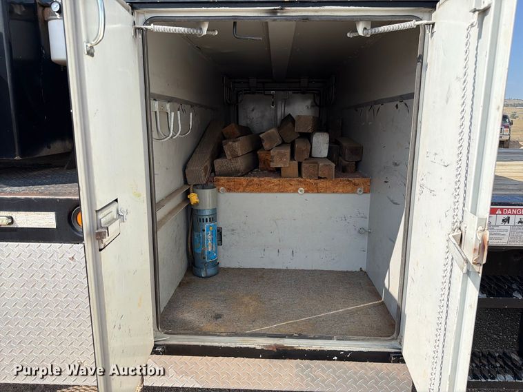 image for item EA0443 1997 Kenworth T800 bucket truck