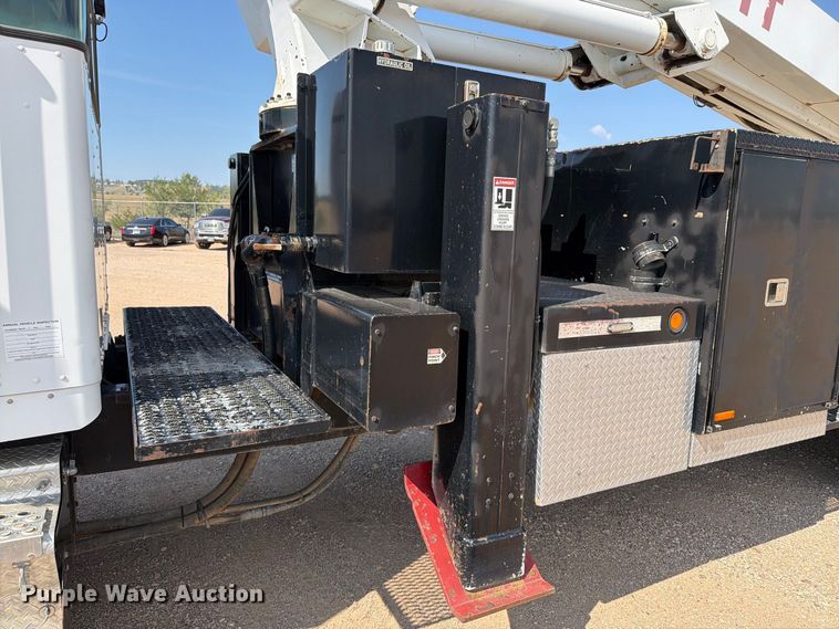 image for item EA0443 1997 Kenworth T800 bucket truck