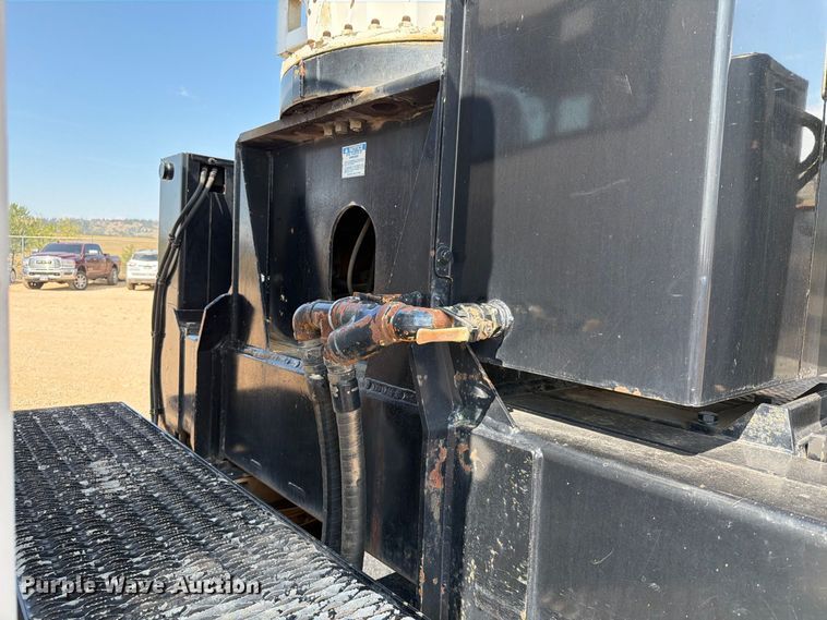 image for item EA0443 1997 Kenworth T800 bucket truck