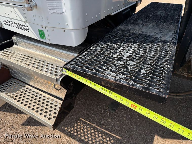 image for item EA0443 1997 Kenworth T800 bucket truck