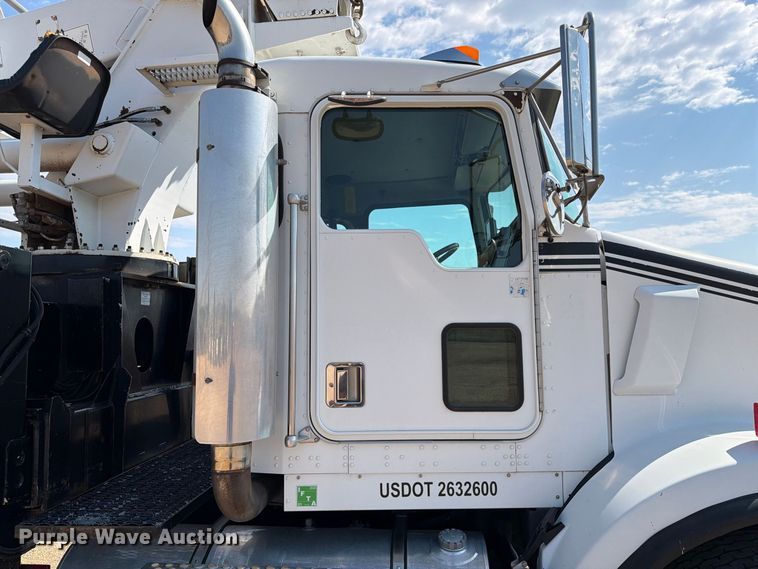 image for item EA0443 1997 Kenworth T800 bucket truck