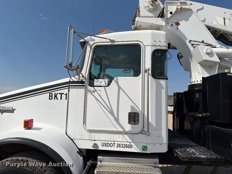 image for item EA0443 1997 Kenworth T800 bucket truck