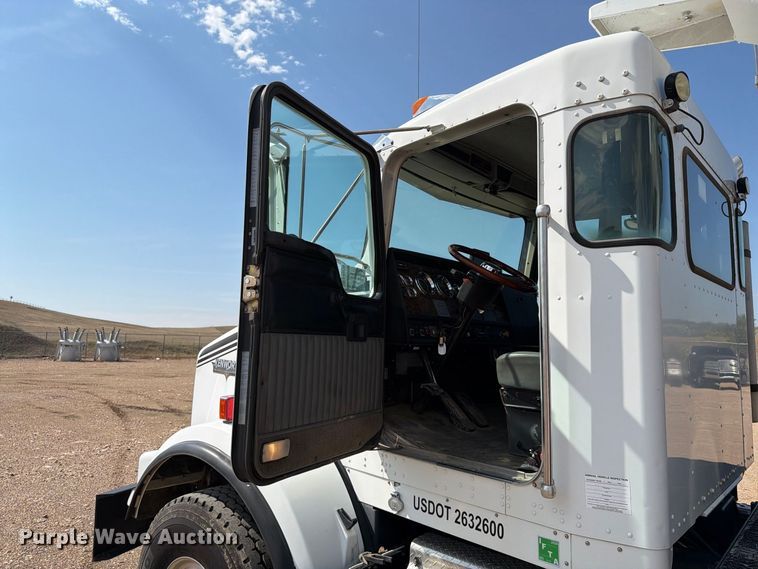 image for item EA0443 1997 Kenworth T800 bucket truck