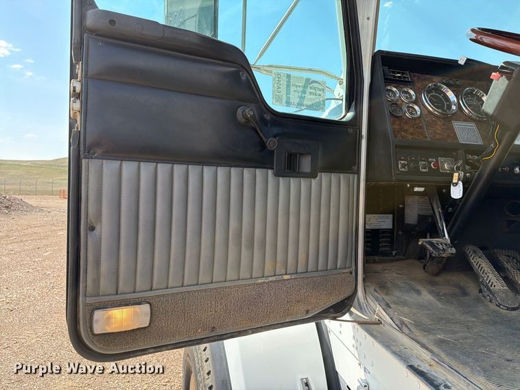 image for item EA0443 1997 Kenworth T800 bucket truck