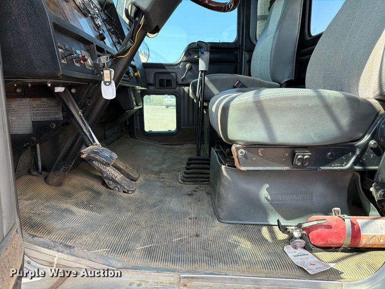 image for item EA0443 1997 Kenworth T800 bucket truck