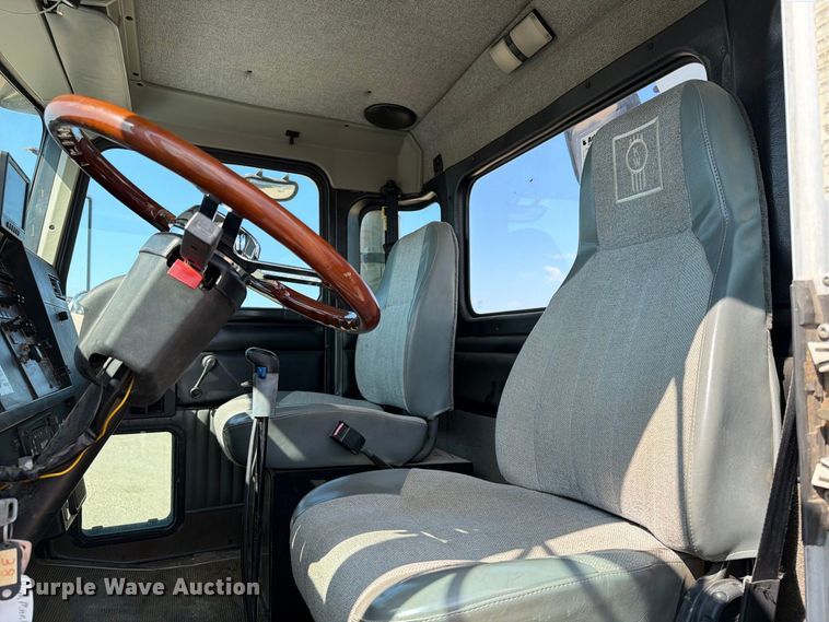 image for item EA0443 1997 Kenworth T800 bucket truck