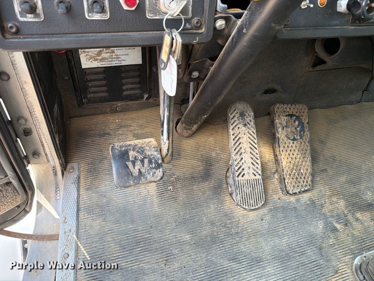 image for item EA0443 1997 Kenworth T800 bucket truck