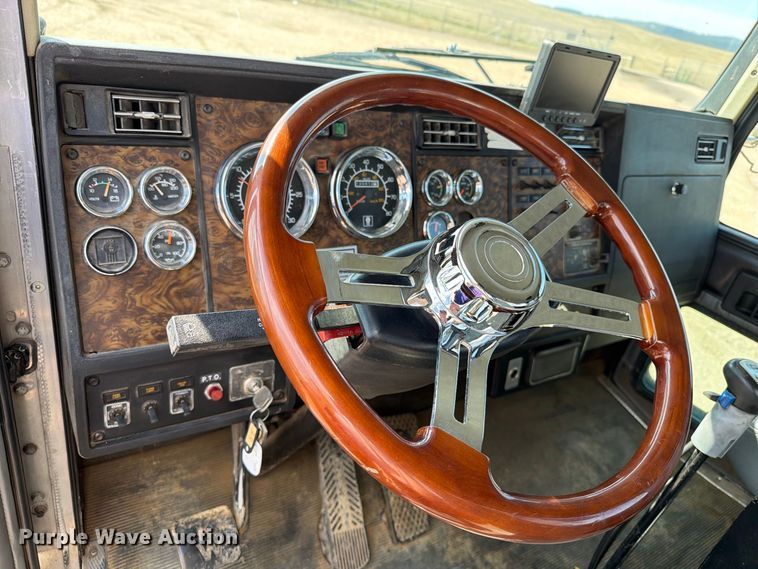 image for item EA0443 1997 Kenworth T800 bucket truck