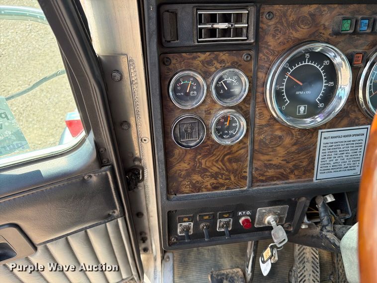 image for item EA0443 1997 Kenworth T800 bucket truck