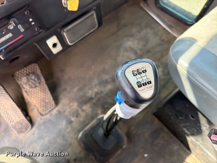 image for item EA0443 1997 Kenworth T800 bucket truck