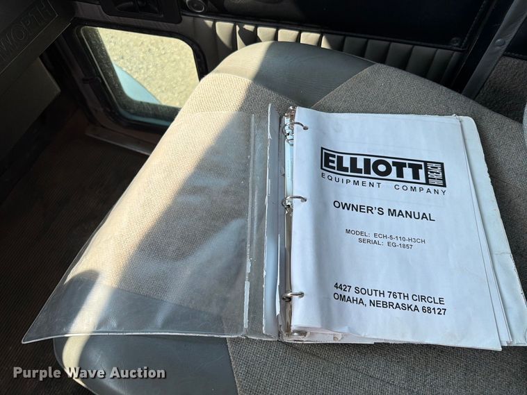image for item EA0443 1997 Kenworth T800 bucket truck