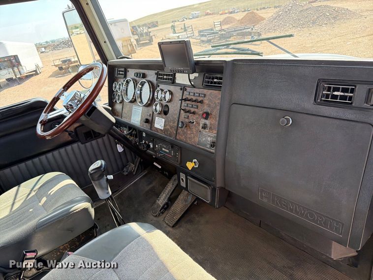 image for item EA0443 1997 Kenworth T800 bucket truck