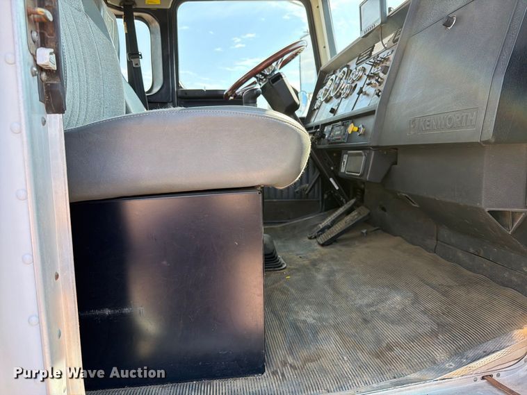 image for item EA0443 1997 Kenworth T800 bucket truck