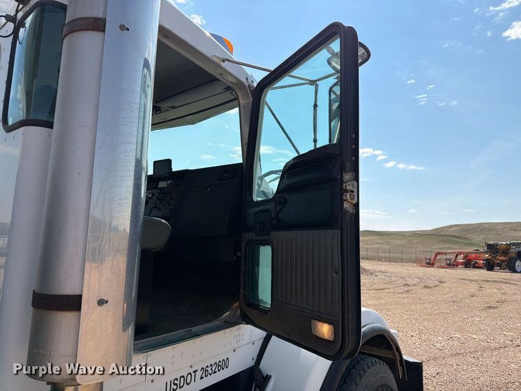 image for item EA0443 1997 Kenworth T800 bucket truck