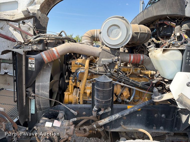 image for item EA0443 1997 Kenworth T800 bucket truck