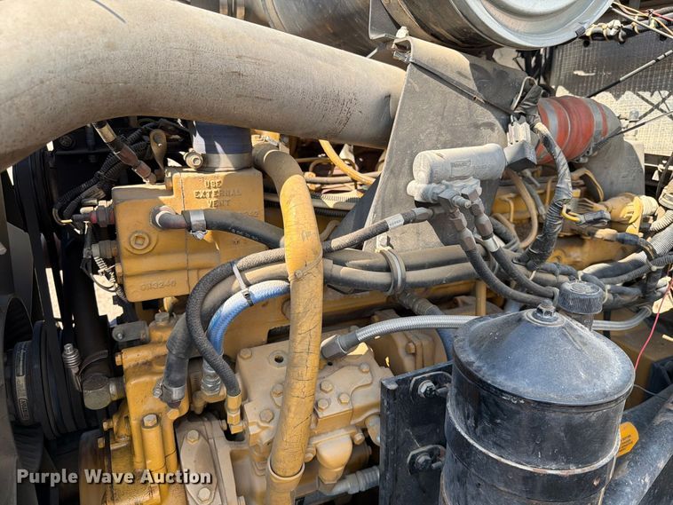 image for item EA0443 1997 Kenworth T800 bucket truck