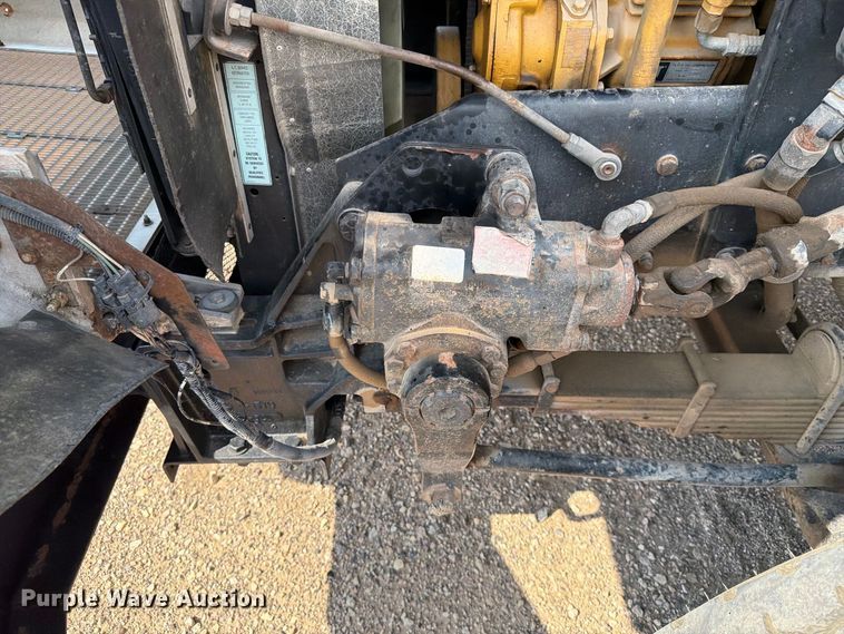 image for item EA0443 1997 Kenworth T800 bucket truck