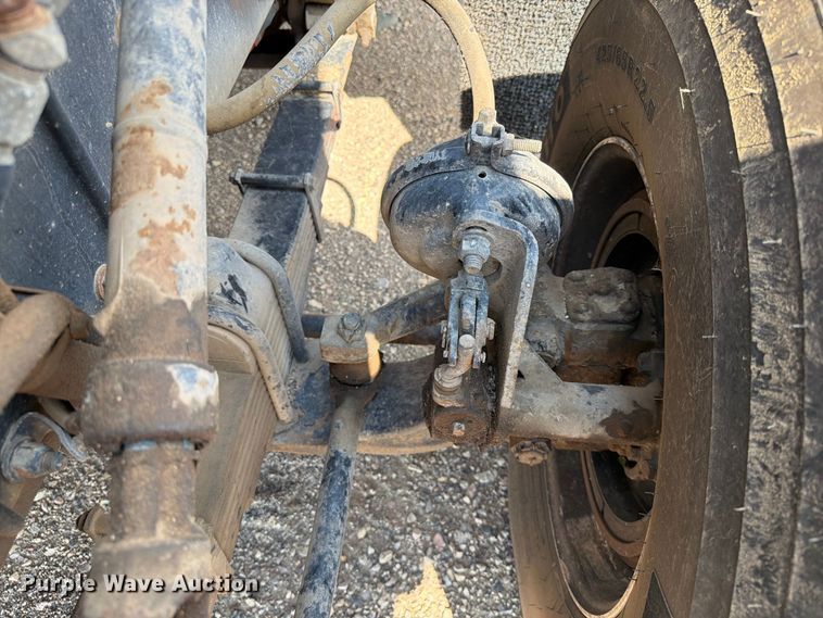 image for item EA0443 1997 Kenworth T800 bucket truck