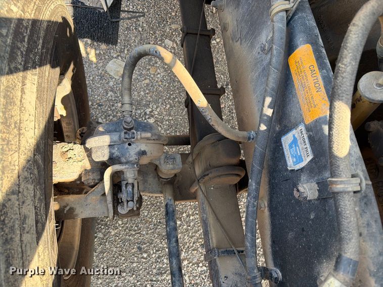 image for item EA0443 1997 Kenworth T800 bucket truck