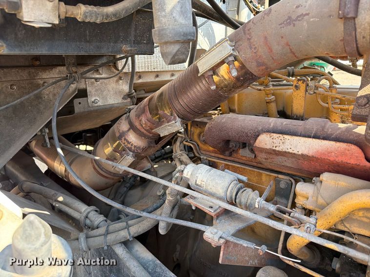 image for item EA0443 1997 Kenworth T800 bucket truck