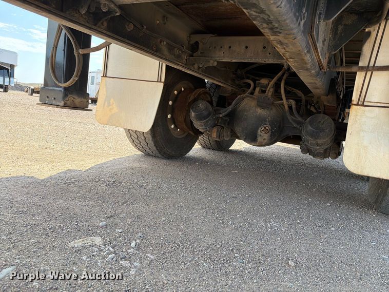 image for item EA0443 1997 Kenworth T800 bucket truck