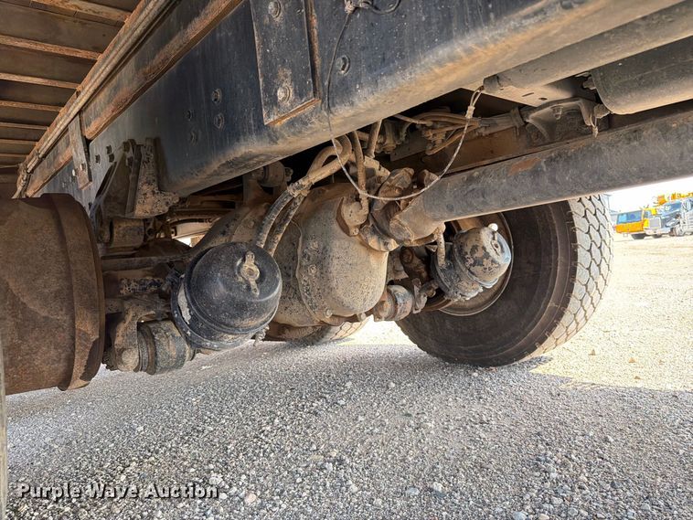 image for item EA0443 1997 Kenworth T800 bucket truck
