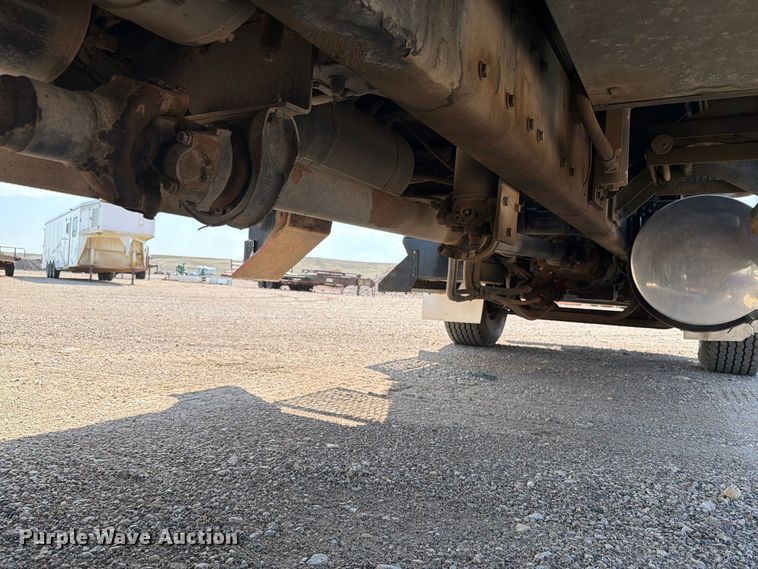 image for item EA0443 1997 Kenworth T800 bucket truck