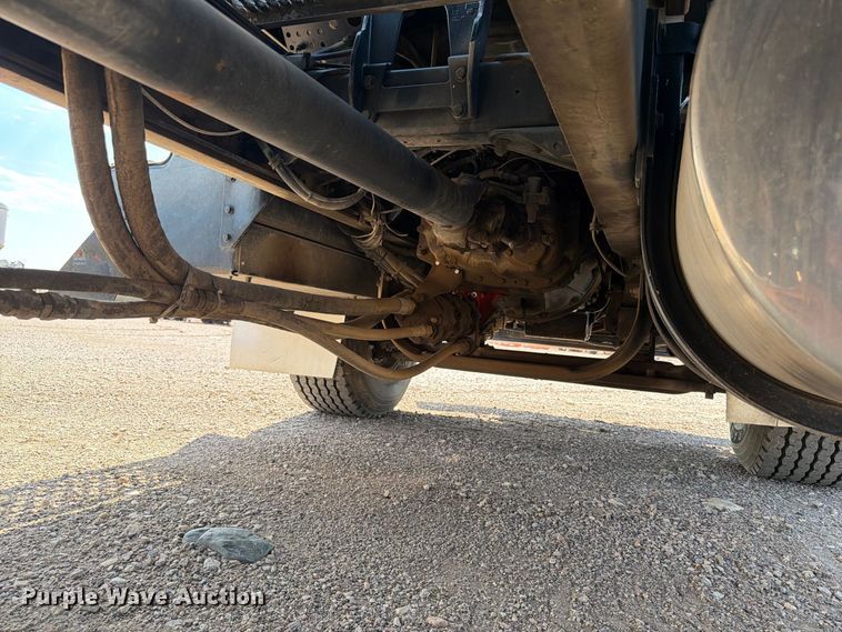 image for item EA0443 1997 Kenworth T800 bucket truck