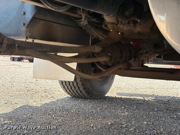 image for item EA0443 1997 Kenworth T800 bucket truck