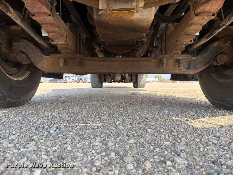 image for item EA0443 1997 Kenworth T800 bucket truck