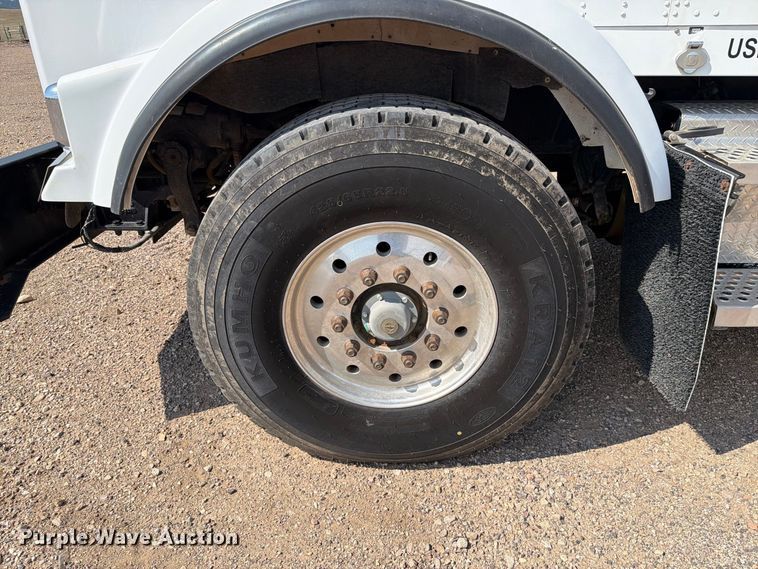 image for item EA0443 1997 Kenworth T800 bucket truck
