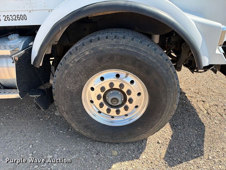 image for item EA0443 1997 Kenworth T800 bucket truck