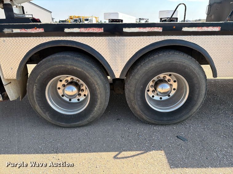 image for item EA0443 1997 Kenworth T800 bucket truck