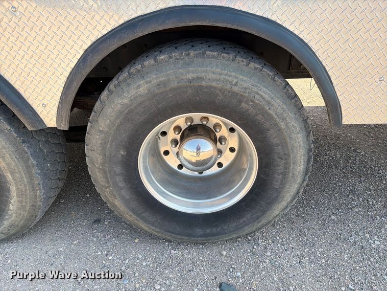 image for item EA0443 1997 Kenworth T800 bucket truck