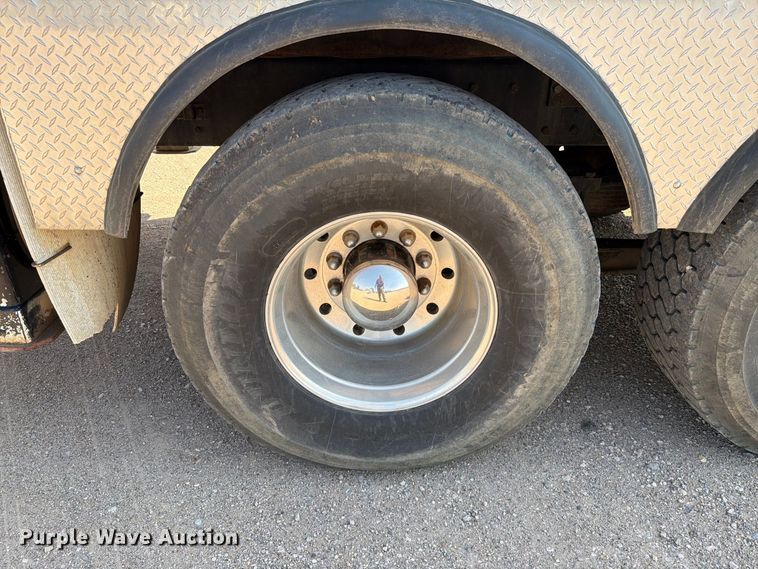 image for item EA0443 1997 Kenworth T800 bucket truck