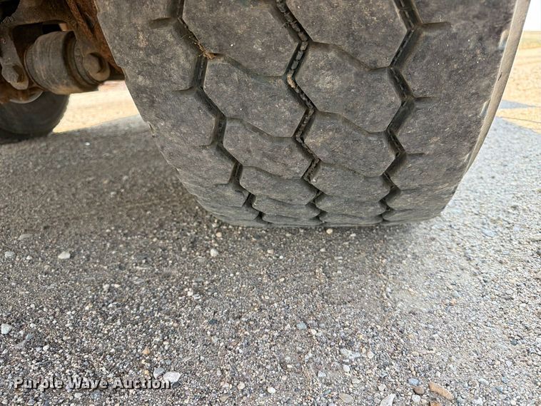 image for item EA0443 1997 Kenworth T800 bucket truck