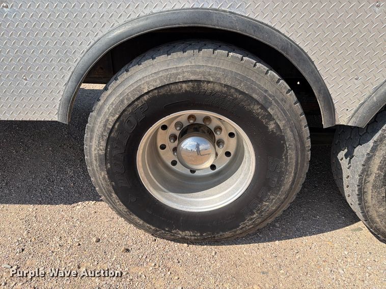 image for item EA0443 1997 Kenworth T800 bucket truck