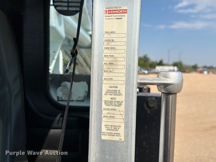 image for item EA0443 1997 Kenworth T800 bucket truck