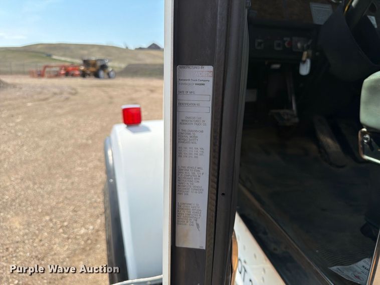 image for item EA0443 1997 Kenworth T800 bucket truck