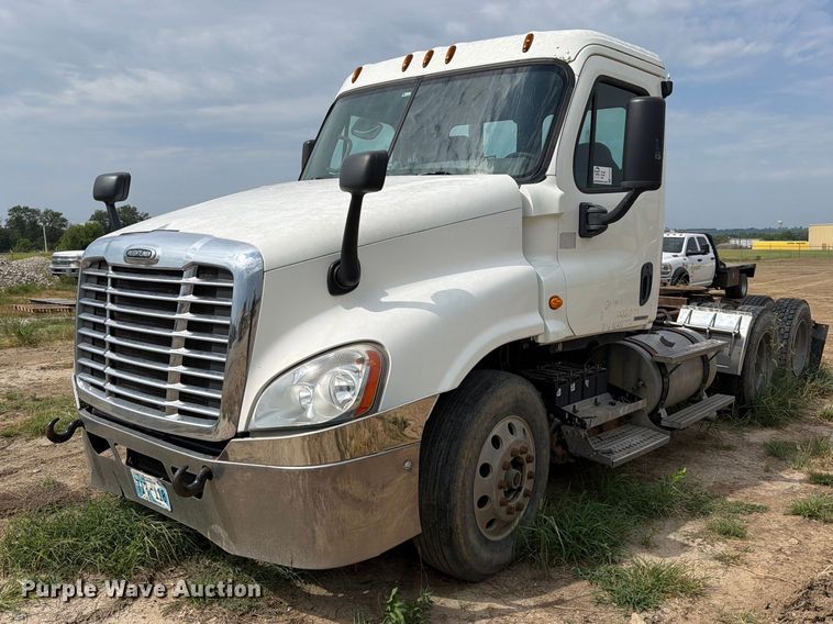 image for item EG8313 2010 Freightliner Cascadia semi truck