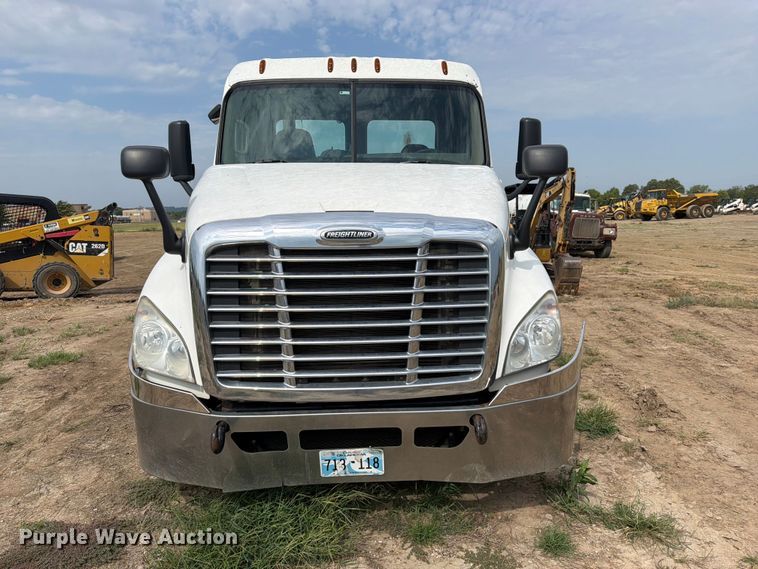 image for item EG8313 2010 Freightliner Cascadia semi truck