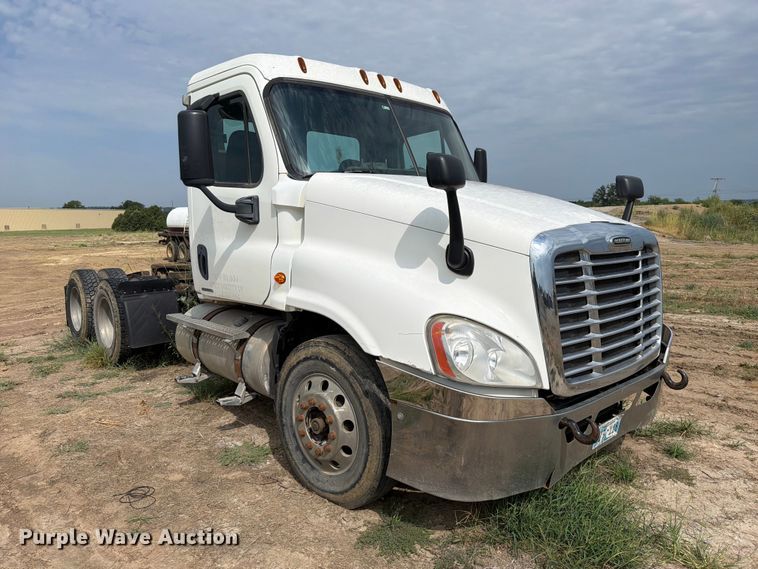 image for item EG8313 2010 Freightliner Cascadia semi truck